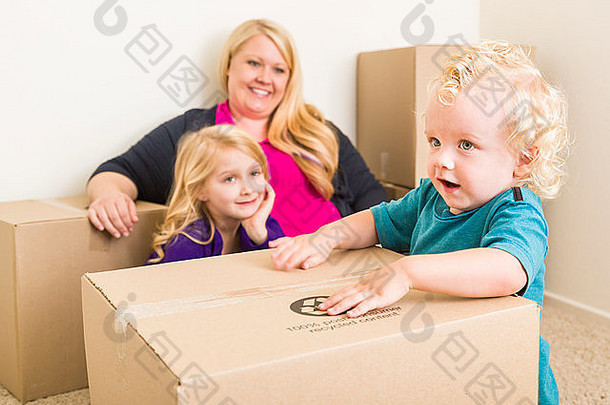 好玩的年轻的家庭空房间玩移动盒子
