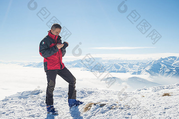 登山家电话手峰会雄伟的全景视图意大利阿尔卑斯山脉冬天季节概念分享