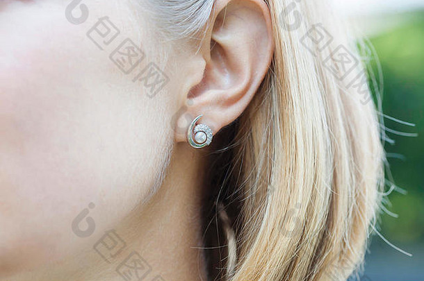 戴耳环的女人的耳朵