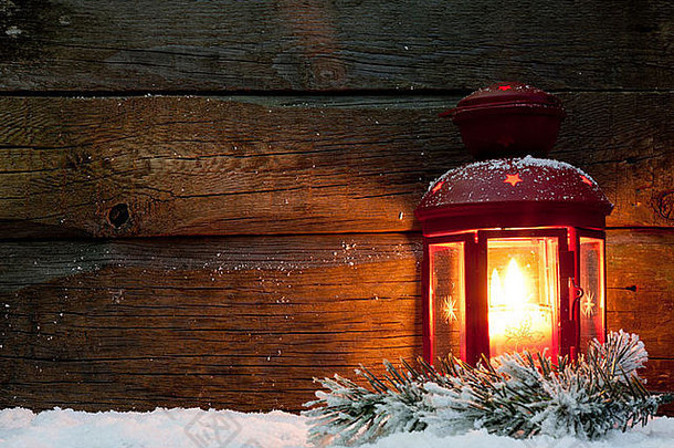 夜晚雪地抽象背景上的圣诞灯笼