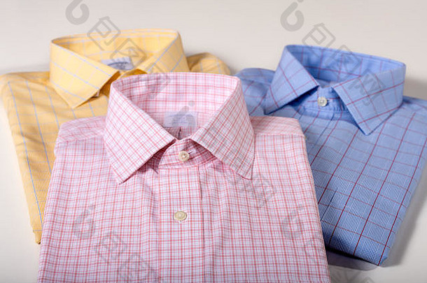 男人们把衬衫叠好熨好。商务装。男人穿衬衫。男人的衣服。