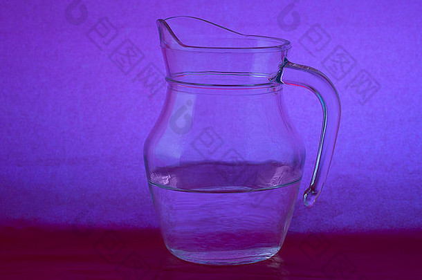 紫色的玻璃水壶。后面有纹理。