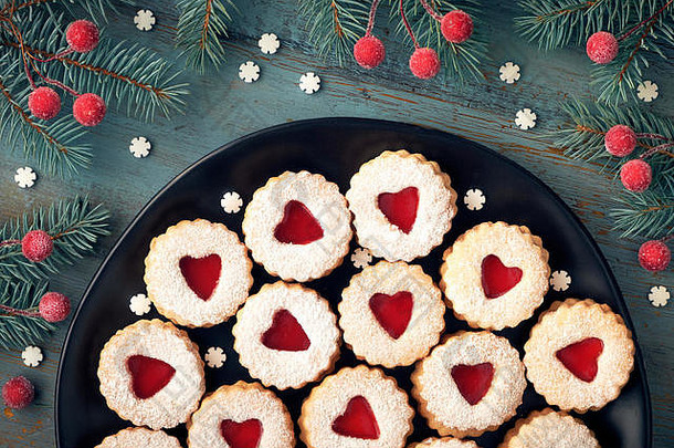 前视图传统的圣诞节林饼干红色的小时黑暗背景装饰冷杉树枝浆果糖雪花