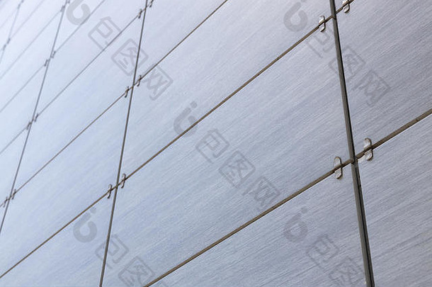 灰色混凝土抽象光滑纹理的斜视图，位于墙壁或其他表面的瓷砖上。顶部的梯度。