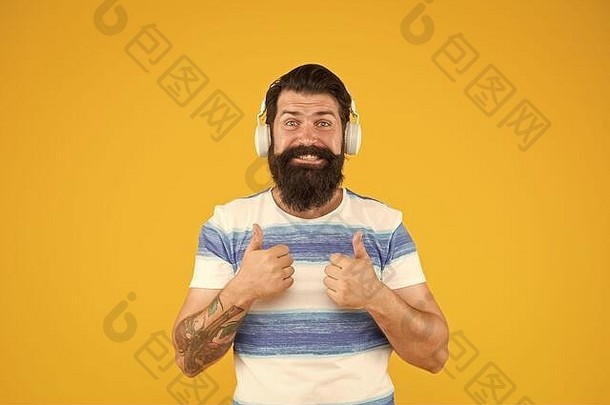 放松的旋律。留着胡子、留着长胡子的时髦男人，戴着黄色背景的耳机听歌曲。夏<strong>季</strong>播放列表。<strong>暑假</strong>音乐。<strong>暑假</strong>穿条纹衬衫的家伙。