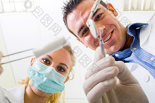 牙科医生和帮助病人的助手