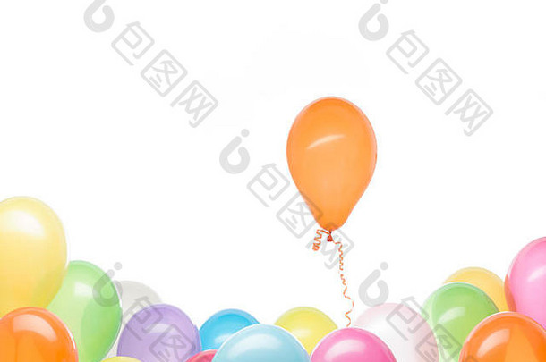 概念图：一个橙色的气球从他多彩的白色背景中升起