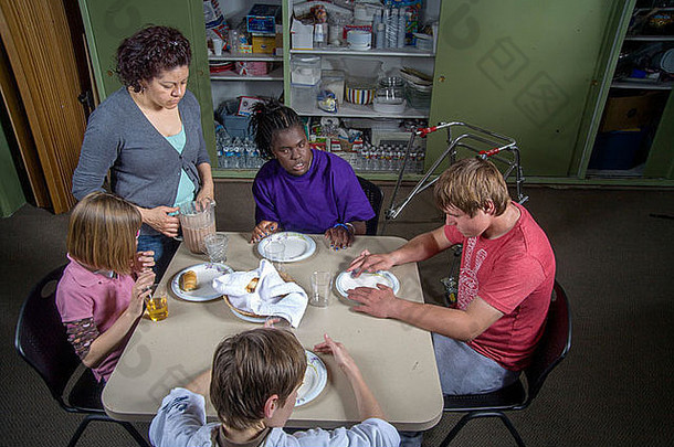 老师连接盲目的<strong>残疾</strong>学生抽样食物使烹饪类盲目的孩子们的中心