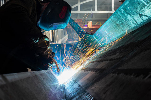 工业金属工厂工人焊接特写镜头火花
