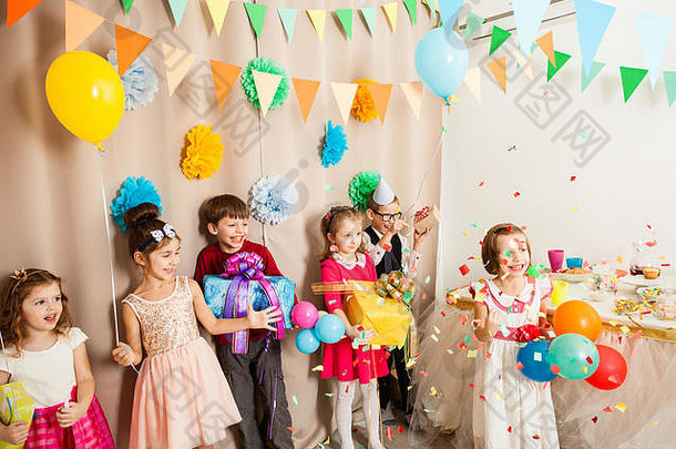 孩子们celebraiting生日聚会，派对