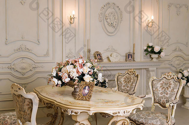 奢侈品公寓舒适的经典生活房间豪华的古董室内壁炉贵族风格