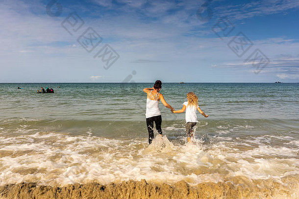 在卡比斯湾康沃尔美丽的圣艾夫斯，母女俩一起度过了美好的时光，划桨，跳浪入海