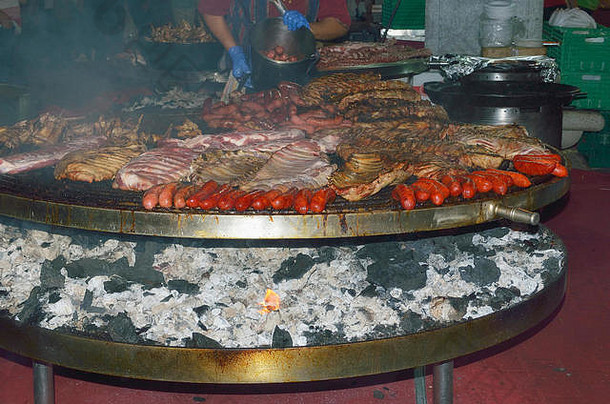烹饪街夜间活动的场景大烧烤烧烤肉肋骨西班牙辣香肠鸡余烬使烟中世纪的市场可口的食物