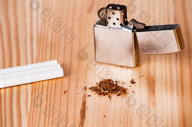 香烟更轻的香烟烟草光自然木表格
