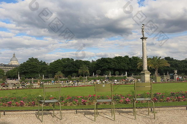 巴黎<strong>卢森堡</strong>花园的景色，空荡荡的座位等待着人们放松和欣赏草坪和花坛。