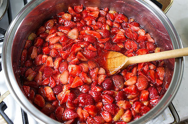 波兰的厨房准备美味的草莓小时