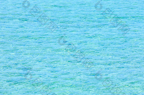 蓝色的大海，波光粼粼的水面，阳光灿烂。抽象背景模式。