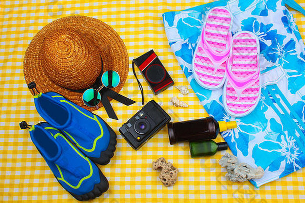 海滩时间夏季旅行套装，配有睡衣、比基尼、收音机、防晒霜、乳液、帽子和照相机