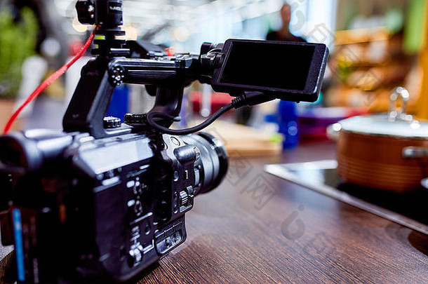 在视频制作或视频拍摄的幕后。为电视、博客、节目、电影制作视频内容的概念。准备好的照相机