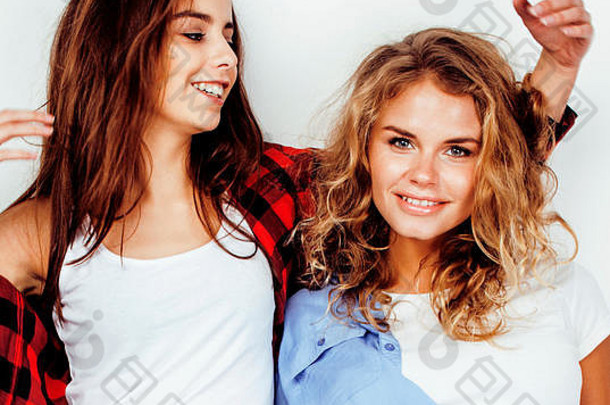 两个最好的朋友十几岁的女孩在一起玩<strong>得</strong>很开心，在白色背景下摆出情绪化的姿势，<strong>好友</strong>开心的微笑，自拍，生活方式的人的概念