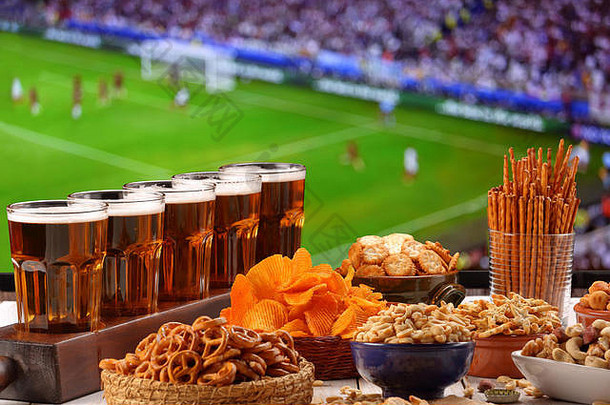 从电视背景看足球场上的啤酒和零食