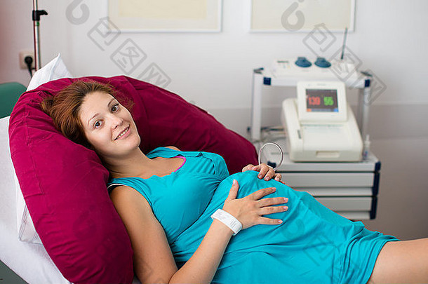 母亲生孩子。在医院就诊的孕妇。妊娠电子胎儿监护仪