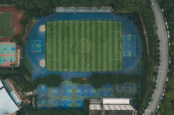 重庆市中学篮球场和足球场的空中无人机拍摄