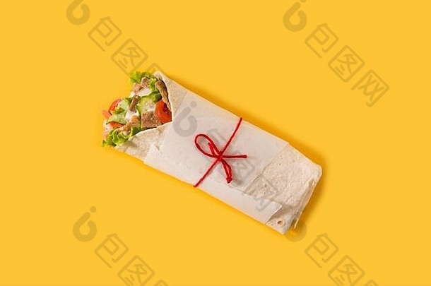 Doner烤肉串shawarma三明治孤立的黄色的背景前视图