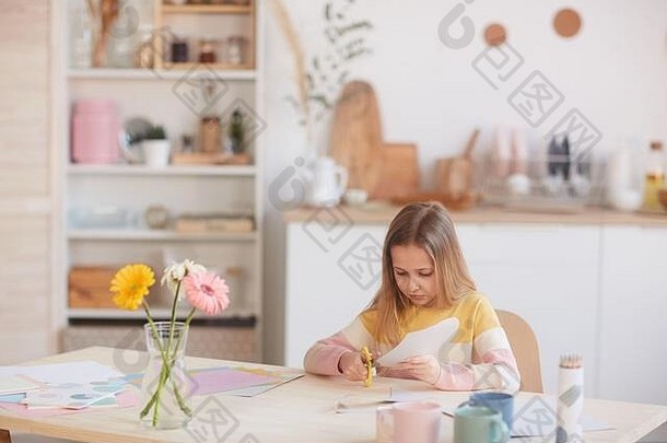 宽角肖像可爱的女孩切割手工制作的假期卡母亲一天情人节一天坐着表格花复制空间