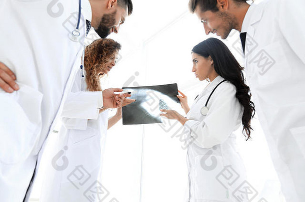 一群医生在讨论x光检查