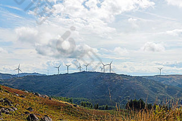 Terras Altas de Fafe景观，配备风力发电机，用于生产清洁和可再生能源。葡萄牙