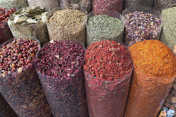 迪拜-干草、鲜花和香料在街上的商店