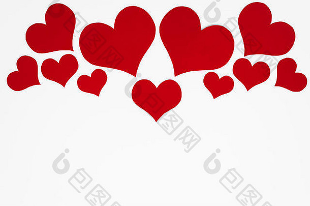 白色背景上的浪漫红心作为对称顶部框架，用于情人节快乐问候的空间。母亲节或妇女节的概念