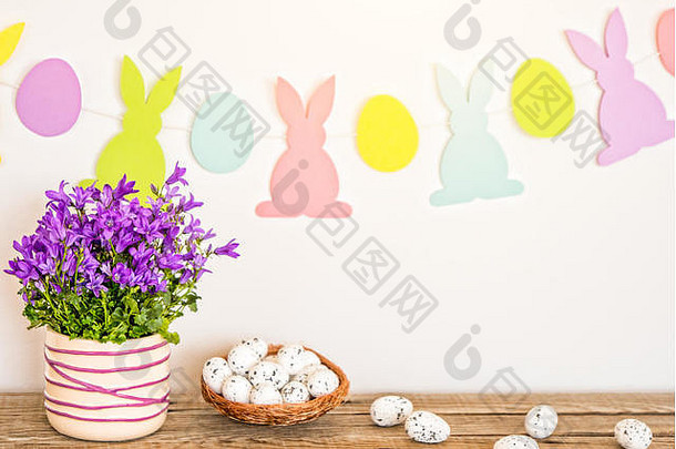 复活节背景小兔子加兰春天花鸡蛋木表格