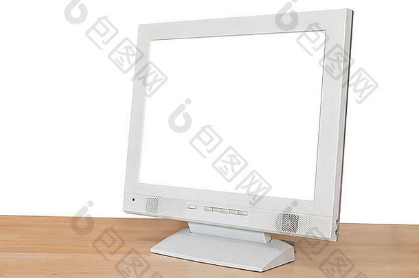 在白色背景上隔离的木桌上，灰色计算机显示屏的侧视图，带有剪切屏