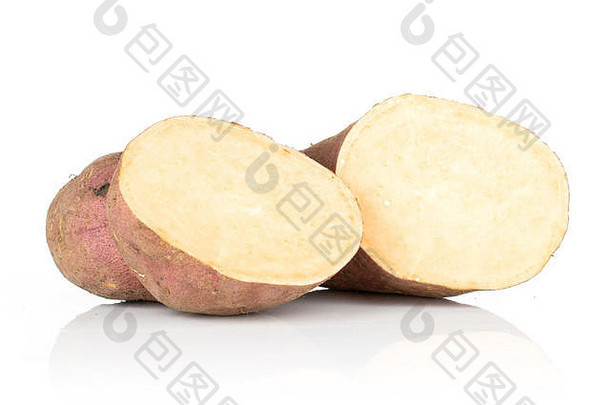 在白色背景上分离的两份新鲜棕色甘薯