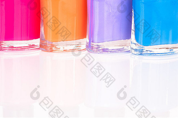 桌子上有四种色彩鲜艳的指甲油特写