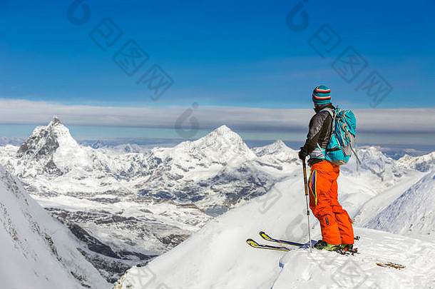 运动男人。滑雪阳光明媚的一天美丽的视图马特洪峰背景