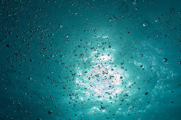 清澈碧蓝的大海中的水下气泡