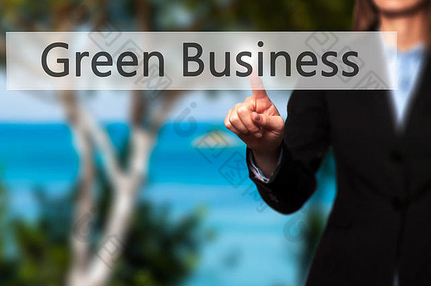 绿色商务-女商务人员手按触摸屏界面上的按钮。商业、技术、互联网概念。库存照片