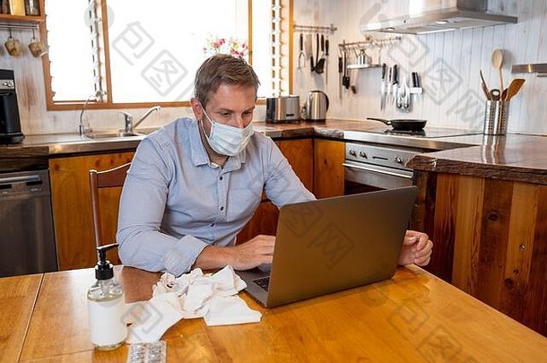 2019冠状病毒疾病在线咨询。戴着面具的病人在视频通话中与医生通话。在线患者向医生寻求医疗建议