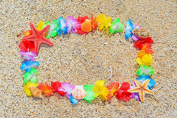 金色沙滩上的夏威夷项链、海星和贝壳制成的夏季框架