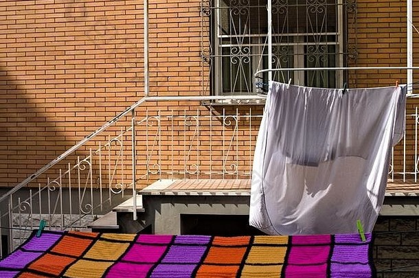 白色表色彩斑斓的毯子挂晒衣架阳台pesaro意大利欧洲