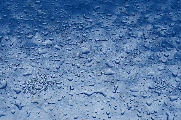 蓝色的水滴纹理玻璃背景经典蓝色的爽肤水趋势