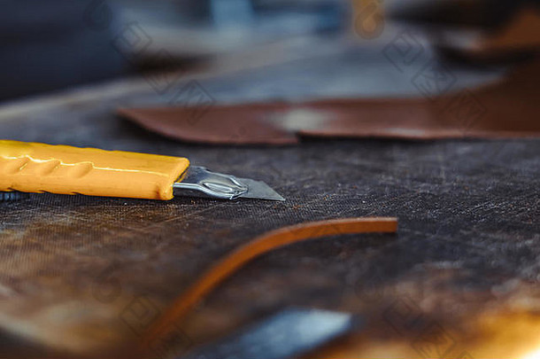 leathersmith的工作桌子上块如此棕色（的）隐藏皮革工作工具工作表格