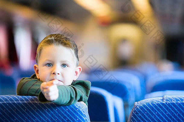 可爱的年男孩旅行<strong>火车</strong>