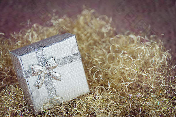 闪亮的银色圣诞盒，银色背景，内有惊喜