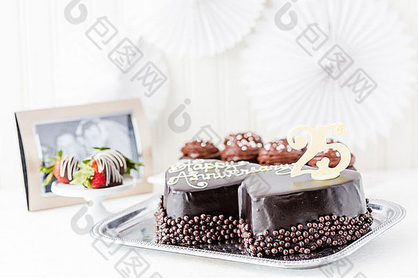 用心形巧克力蛋糕庆祝结婚纪念日。