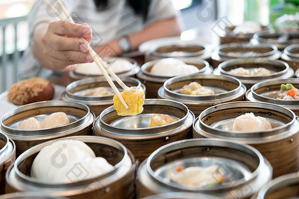 中国人流饺子竹子篮子表格中国人餐厅