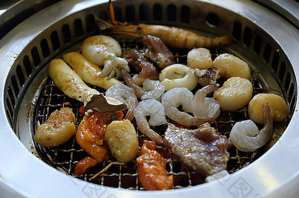 韩国烤肉架上的食物